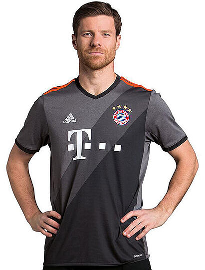 Xabi Alonso präsentiert das Bundesliga-Auswärtstrikot des FC Bayern in der Saison 2016/2017.