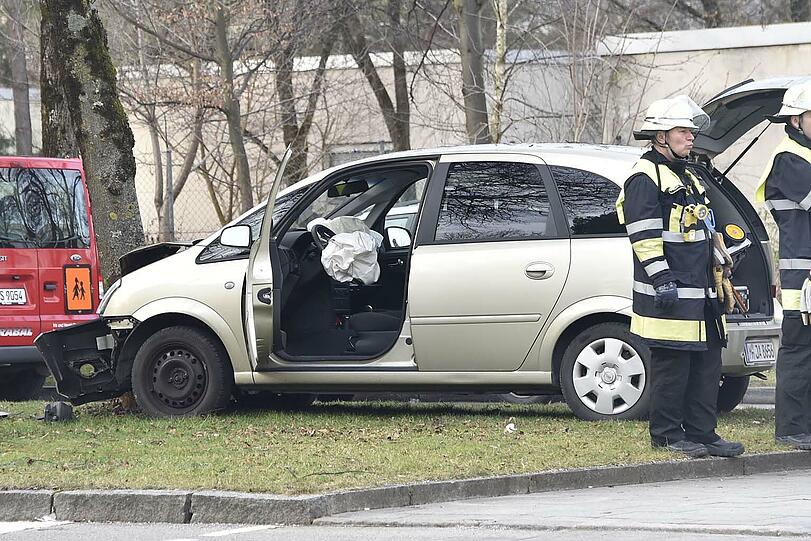 Der Fahrer krachte mit seinem Opel frontal gegen einen Baum und wurde schwer verletzt.
