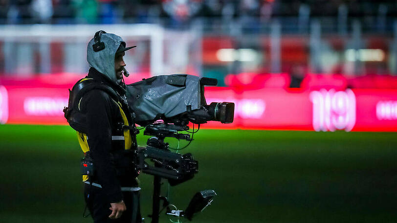 Die Fußball-Bundesliga wird weiterhin bei Sky und DAZN zu sehen sein