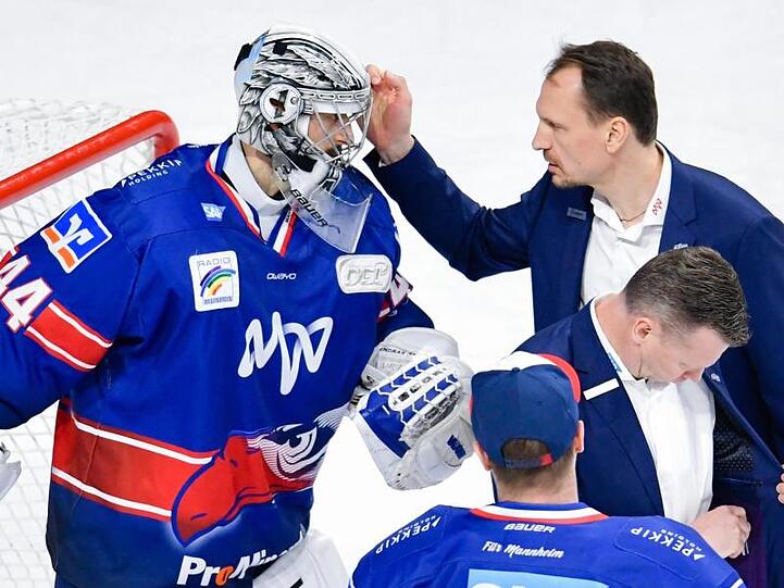 Mannheims Trainer Pavel Gross (r) bedankt sich Goalie Dennis Endras.