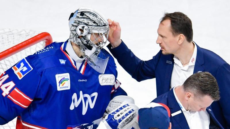 Mannheims Trainer Pavel Gross (r) bedankt sich Goalie Dennis Endras. Mannheims Trainer Pavel Gross (r) bedankt sich Goalie Dennis Endras.