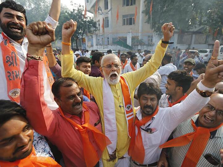 Unterstützer der "Vishwa Hindu Parishad", einer hindunationalistische Organisation, feiern das Urteil des Obersten Gerichts.