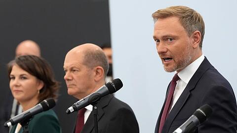 Olaf Scholz (SPD) zwischen Annalena Baerbock (Grüne) und FDP-Chef Christian Lindner.