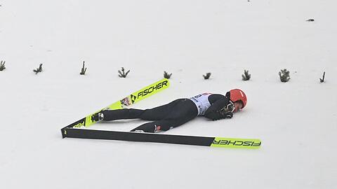 Skispringerin Selina Freitag prallte nach der Landung mit dem Kopf und dem Oberkörper hart auf dem Hang auf - konnte den Auslauf aber selbstständig verlassen.