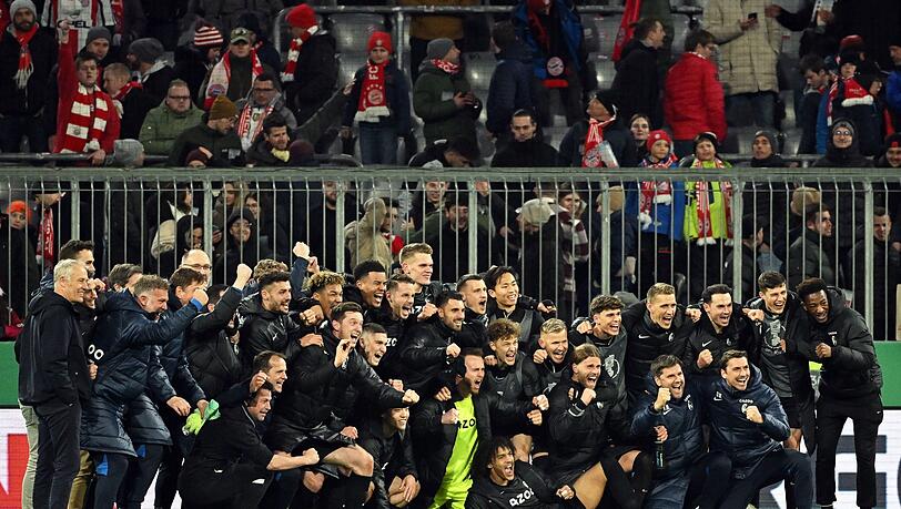 Freiburgs Spieler jubeln nach dem Einzug ins Halbfinale des DFB-Pokals.