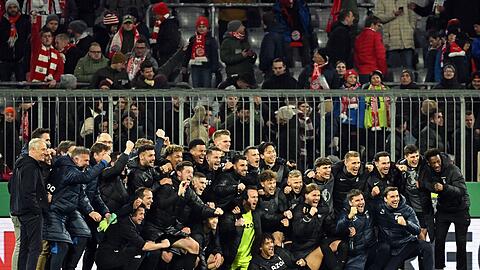 Freiburgs Spieler jubeln nach dem Einzug ins Halbfinale des DFB-Pokals.