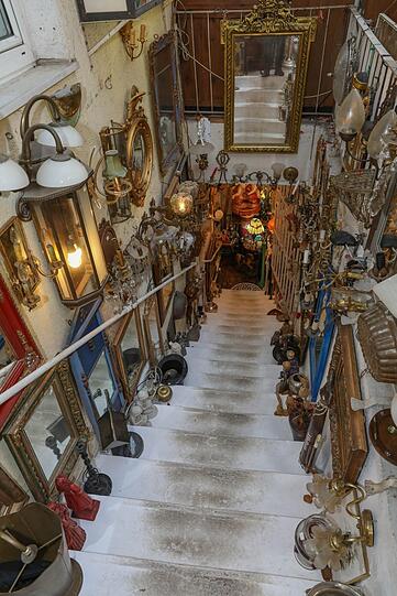 Treppe runter zum Kellergeschäft mit 300 Quadratmetern: Das Angebot an Antiken ist so groß, dass jede Wand zur Schaufläche wird.