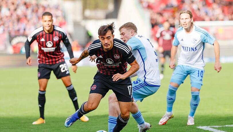 Jens Castrop vom 1.FC Nürnberg (l) und Derry John Murkin vom FC Schalke 04 in Aktion.