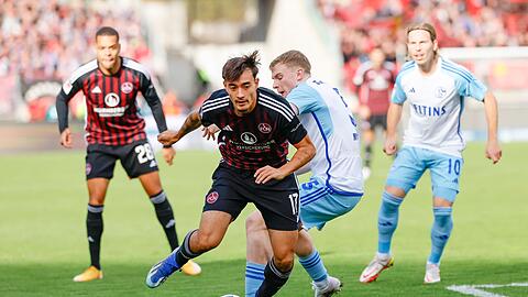 Jens Castrop vom 1.FC Nürnberg (l) und Derry John Murkin vom FC Schalke 04 in Aktion.