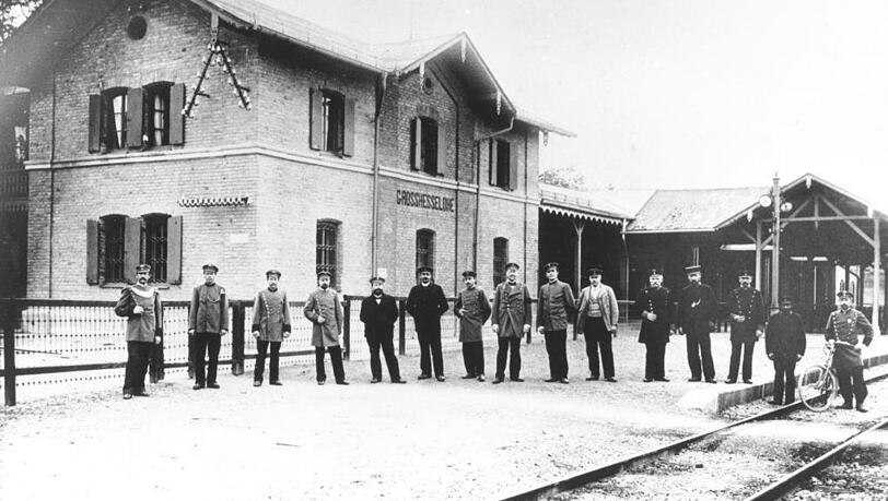 Die Mannschaft der örtlichen Eisenbahnbeamten und -bediensteten um 1900. Die Mannschaft der örtlichen Eisenbahnbeamten und -bediensteten um 1900.