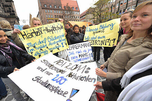 Am 12. November demonstrierten sie: Für ihr Engagement gegen G8, dreigliedriges Schulsystem und für mehr Mitbestimmung werden viele der streikenden Schüler jetzt mit Verweisen bestraft.