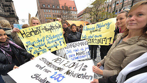 Am 12. November demonstrierten sie: Für ihr Engagement gegen G8, dreigliedriges Schulsystem und für mehr Mitbestimmung werden viele der streikenden Schüler jetzt mit Verweisen bestraft. Am 12. November demonstrierten sie: Für ihr Engagement gegen G8, dreigliedriges Schulsystem und für mehr Mitbestimmung werden viele der streikenden Schüler jetzt mit Verweisen bestraft.