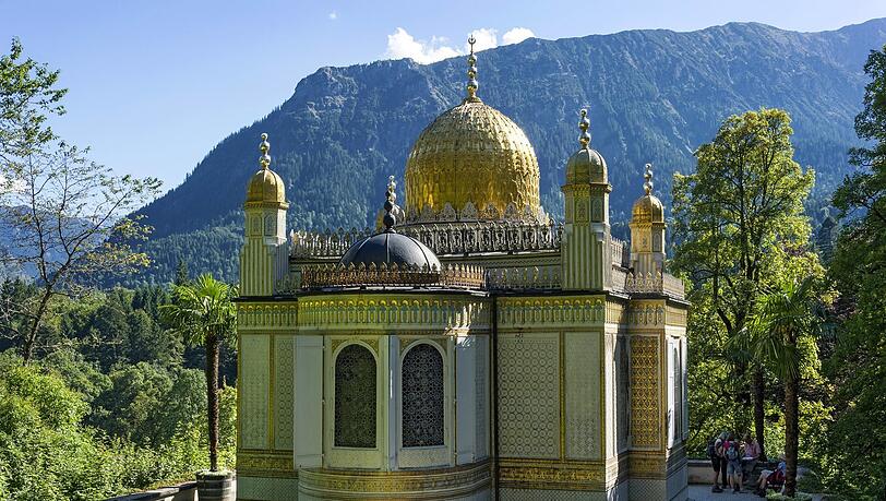 Orient in Bayern: Der Maurische Kiosk im Schlosspark von Linderhof. Orient in Bayern: Der Maurische Kiosk im Schlosspark von Linderhof.