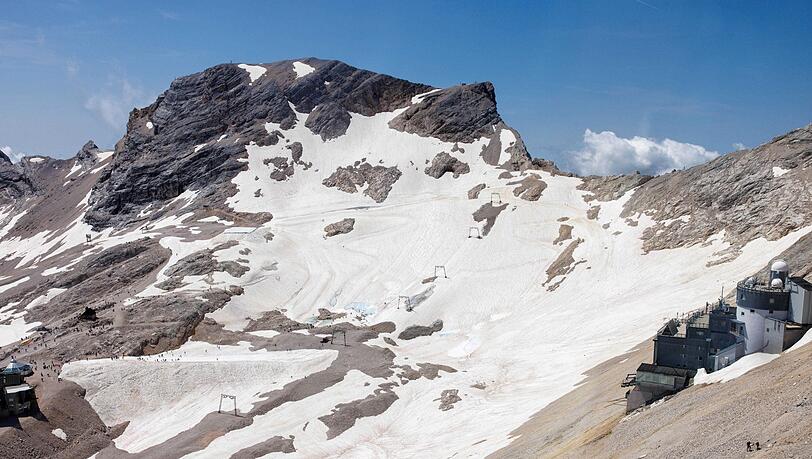 Weil der Nördliche Schneeferner unaufhaltsam schmilzt, muss nun ein Skilift abgebaut werden. (Archivfoto) Weil der Nördliche Schneeferner unaufhaltsam schmilzt, muss nun ein Skilift abgebaut werden. (Archivfoto)