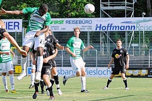 Kopfball-Tor im &bdquo;King&ldquo;size-Format: Kleeblatt-Neuzugang Kingsley Onuegbu trifft in Sandhausen zum 2:0-Entstand.