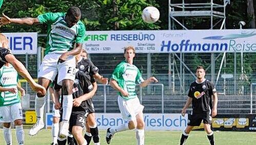 Kopfball-Tor im „King“size-Format: Kleeblatt-Neuzugang Kingsley Onuegbu trifft in Sandhausen zum 2:0-Entstand. Kopfball-Tor im „King“size-Format: Kleeblatt-Neuzugang Kingsley Onuegbu trifft in Sandhausen zum 2:0-Entstand.