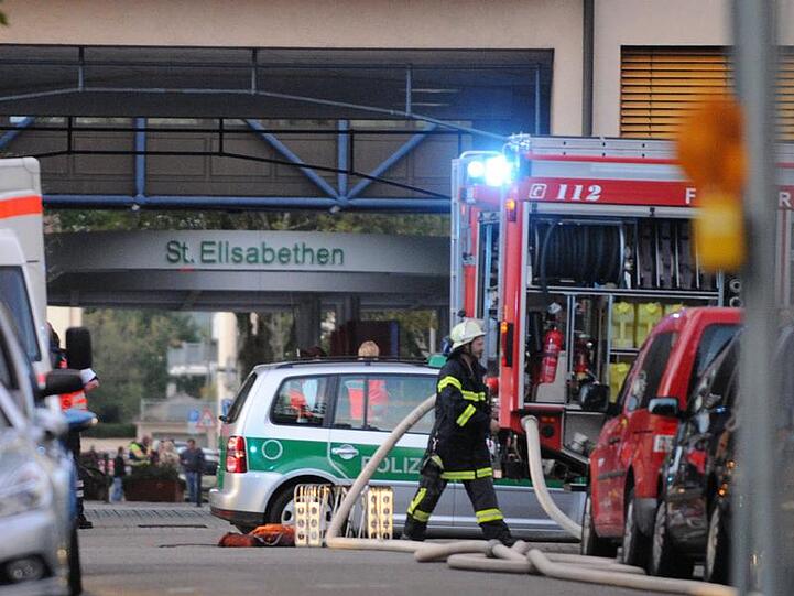 Feuerwehr- und Polizeifahrzeuge vor dem Elisabethen-Krankenhaus