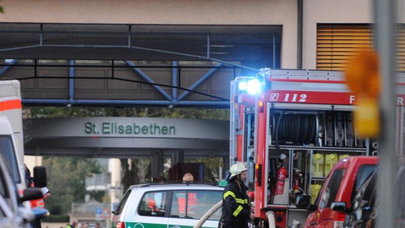 Feuerwehr- und Polizeifahrzeuge vor dem Elisabethen-Krankenhaus Feuerwehr- und Polizeifahrzeuge vor dem Elisabethen-Krankenhaus