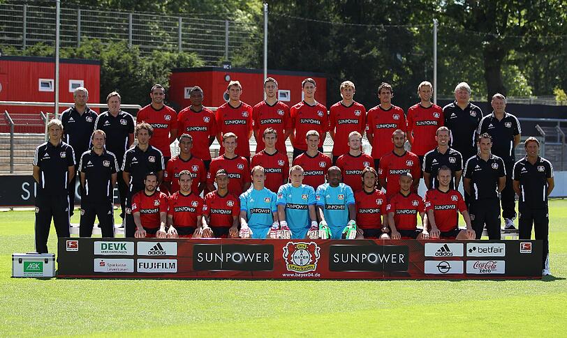Das Mannschaftsfoto von Bayer Leverkusen: Obere Reihe (l-r): Physiotherapeut Sven Elsinger, Betreuer Klaus Zöller, Renato Augusto, Junior Fernandes, Stefan Reinartz, Jens Hegeler, Philipp Wollscheid, Stefan Kießling, Manuel Friedrich, Simon Rolfes, Teamarzt Gregor Hencke, Physiotherapeut Bodo Kuczmann, (mittlere Reihe l-r) Teamchef Sami Hyypiä, Trainer Sascha Lewandowski, Co-Trainer Jan-Moritz Lichte, Carlinhos, Kolja Pusch, Daniel Schwaab, Lars Bender, Andre Schürrle, Ömer Toprak, Konditionstrainer Holger Broich, Torwarttrainer Daniel Thiel, Teammanager Hans-Peter Lehnhoff, (vordere Reihe l-r) Gonzalo Castro, Daniel Carvajal, Karim Bellarabi, Torwart Niklas Lomb, Torwart Bernd Leno, Torwart David Yelldell, Hajime Hosogai, Sidney Sam, Michal Kadlec.