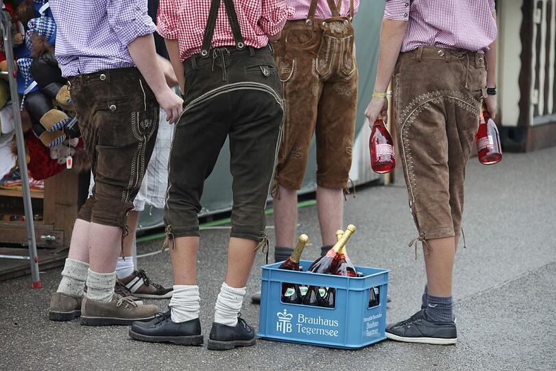 Ein kleiner Proviant zusätzlich kann beim Wiesn-Tag ja nicht schaden, denken sich diese jungen Männer.