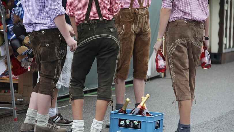 Ein kleiner Proviant zusätzlich kann beim Wiesn-Tag ja nicht schaden, denken sich diese jungen Männer. Ein kleiner Proviant zusätzlich kann beim Wiesn-Tag ja nicht schaden, denken sich diese jungen Männer.