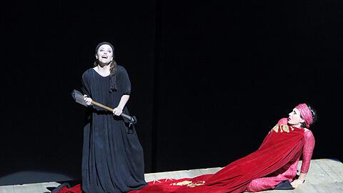 Evelyn Herlitzius und Waltraud Meier in "Elektra" im Nationaltheater.
