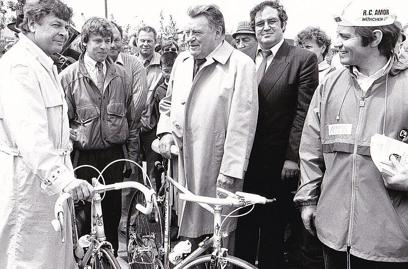 Im Rücken des CSU-Übervaters Franz Josef Strauß: Hans Podiuk (2.v.r.) mit Sturmfrisur und einem Brillenmodell, das ihn lange begleitet hat.