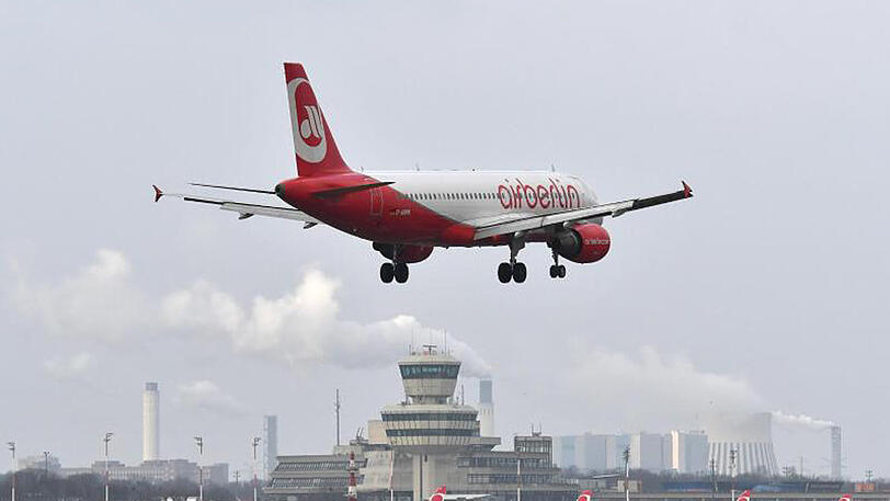 Ein Flugzeug im Landeanflug auf den Flughafen Tegel: Das Volksbegehren für den Weiterbetrieb des Airports war erfolgreich.