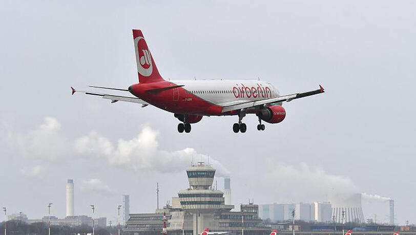Ein Flugzeug im Landeanflug auf den Flughafen Tegel: Das Volksbegehren für den Weiterbetrieb des Airports war erfolgreich. Ein Flugzeug im Landeanflug auf den Flughafen Tegel: Das Volksbegehren für den Weiterbetrieb des Airports war erfolgreich.
