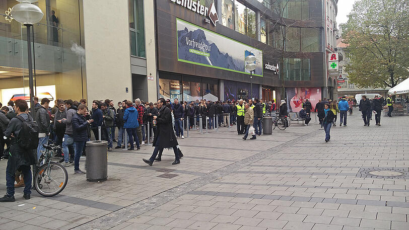Lange Schlange vor dem Apple-Store in München: Am Freitag startete der offizielle Verkauf des neuen iPhone X.