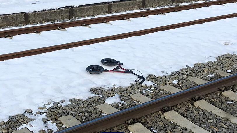 Der Rollator wurde vom Zug erfasst, das Gefährt landete im Gleisbereich.