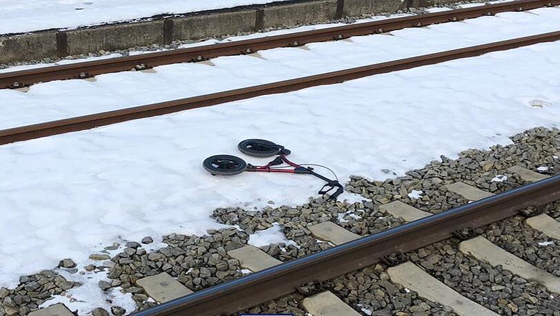 Der Rollator wurde vom Zug erfasst, das Gefährt landete im Gleisbereich. Der Rollator wurde vom Zug erfasst, das Gefährt landete im Gleisbereich.