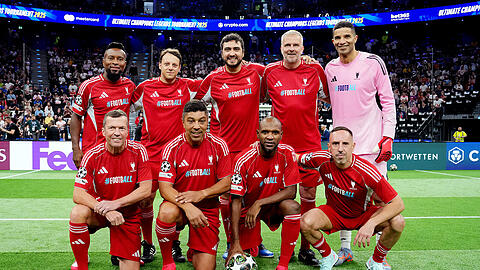 Die "Matthäus Masters" im SAP Garden: Zé Roberto, Mendieta, ein Influencer, Hamann, James (o.v.l.), sowie Matthäus, Elber Abidal und Ribéry (u.v.l.).