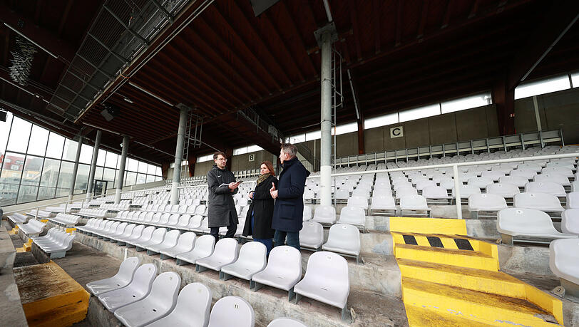 AZ-Stadiongipfel: Verena Dietl und Gernot Mang beim Interview mit AZ-Lokalchef Felix M&uuml;ller auf der kleinen Haupttrib&uuml;ne des heutigen Sechzgerstadions.
