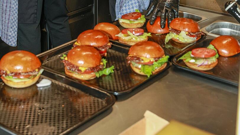 Die Burger bei "Burgermeister" werden frisch im Laden zubereitet. Die gehypte Kette aus Berlin vergr&ouml;&szlig;ert sich jetzt durch eine neue Filiale in M&uuml;nchen.