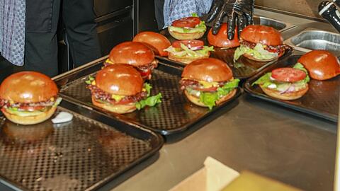 Die Burger bei "Burgermeister" werden frisch im Laden zubereitet. Die gehypte Kette aus Berlin vergr&ouml;&szlig;ert sich jetzt durch eine neue Filiale in M&uuml;nchen.