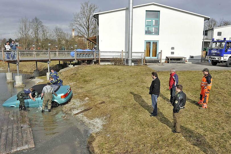 Bergkirchen: Auto im Badesee geparkt - Bilder - Abendzeitung München