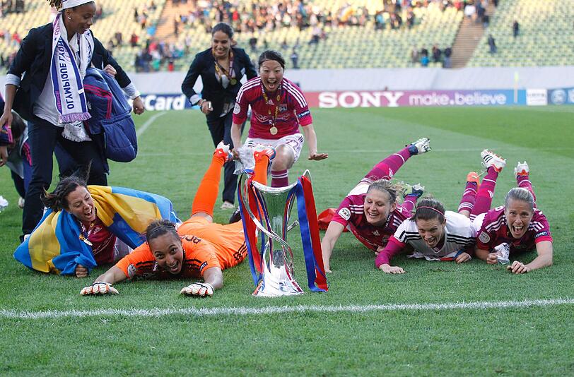 Sie haben's geschafft: Die Spielerinnen von Olympique Lyon haben sich den Pokal geholt - und im Münchner Olympiastadion gebührend gefeiert.