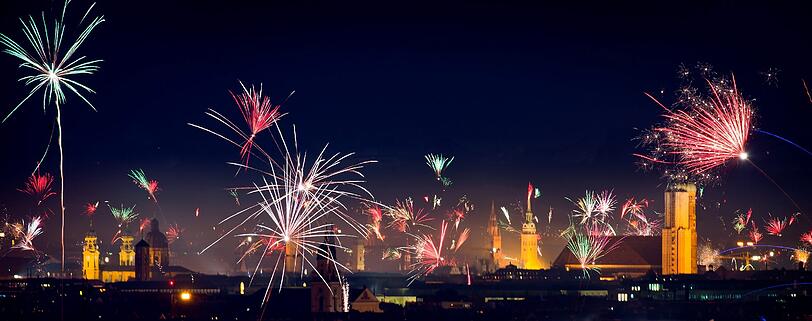 München in der Silvesternacht. Es ist beeindruckend wie sich die vielen einzelnen Feuerwerke zu einem Gesamtkunstwerk zusammenfügen.