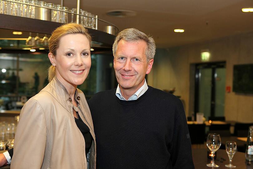 Der frühere Bundespräsident Christian Wulff und Bettina Wulff stehen am 28.05.2013 am Rande des Bruce-Springsteen-Konzerts in Hannover (Niedersachsen) zusammen