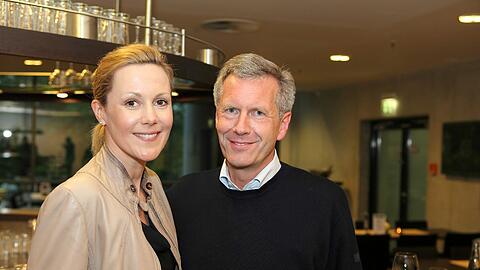 Der frühere Bundespräsident Christian Wulff und Bettina Wulff stehen am 28.05.2013 am Rande des Bruce-Springsteen-Konzerts in Hannover (Niedersachsen) zusammen