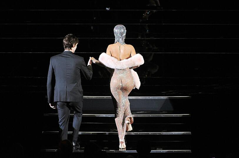 Po, Rücken, Brüste - die Bilder von Rihannas Auftritt beim Council of Designer of America Award in New York.