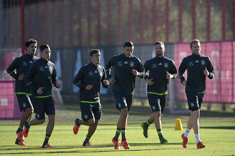 Die DFB-Elf brach nach ihren Trainingseinheiten auf dem Gelände des FC Bayern nach Frankreich auf.