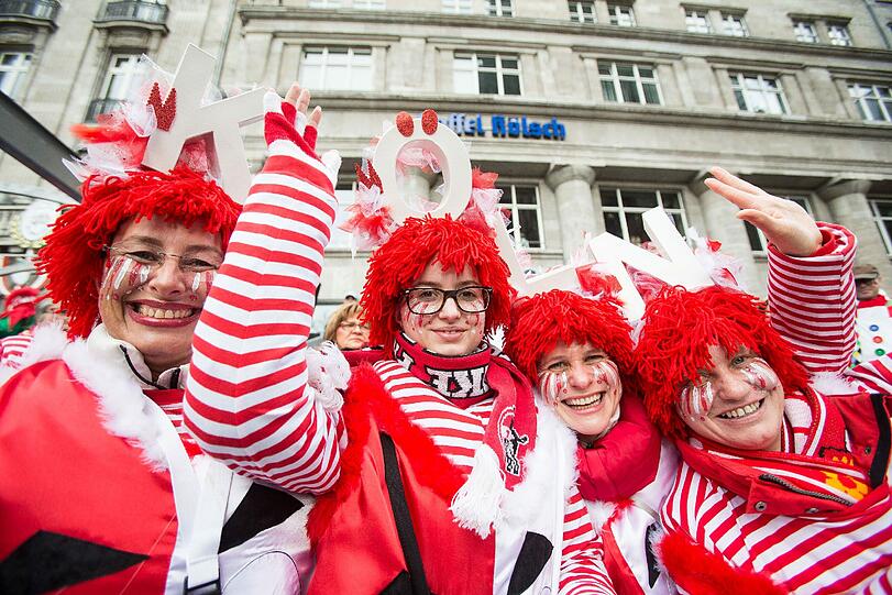 Karnevalisten feiern vor dem Dom in Köln.