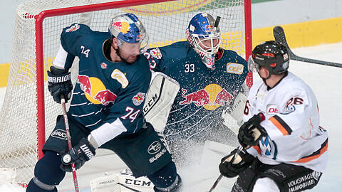 EHC-Goalie Danny aus den Birken und sein in der in der Finalserie fehlender Teamkollege Deron Quint stemmen sich dem Wolfsburger Tyson Mulöock entgegen.