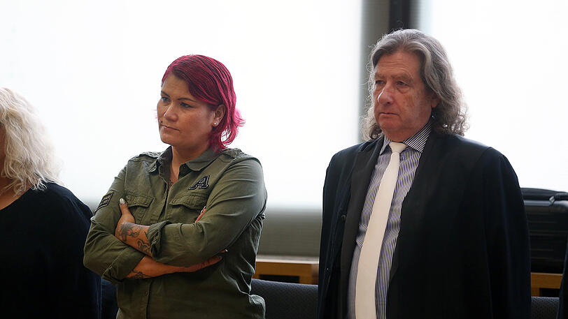 Die Mutter des getöteten Jaden (9) mit ihrem Anwalt.