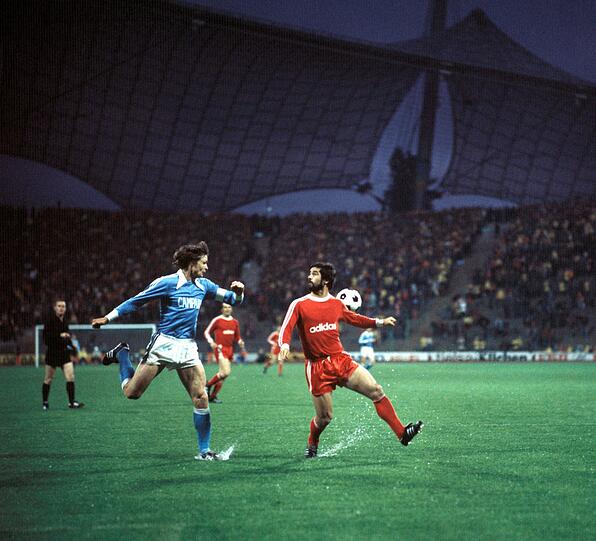 1. Juni 1976: Nach einem 2:2 in Hamburg gab's im Pokal-Achtelfinale ein Entscheidungsspiel in München. Der HSV siegte dank eines Treffers von Kurt Eigl in der 90. Minute mit 1:0. Rekord-Torjäger Gerd Müller - hier im Duell mit HSV-Kapitän Peter Nogly - scheiterte mit einem vom HSV-Keeper an Müller verschuldeten Strafstoß - Rudi Kargus parierte (83.).