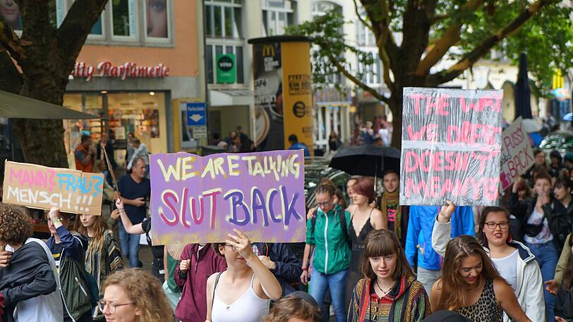 Slutwalk 2018 in München: Frauen und Männer kämpfen gemeinsam gegen Sexismus in der Gesellschaft und fordern sexuelle Selbstbestimmung für alle.