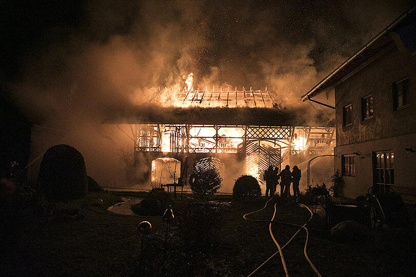 Am frühen Samstagabend stand eine Stallung in Tengling in Flammen.
