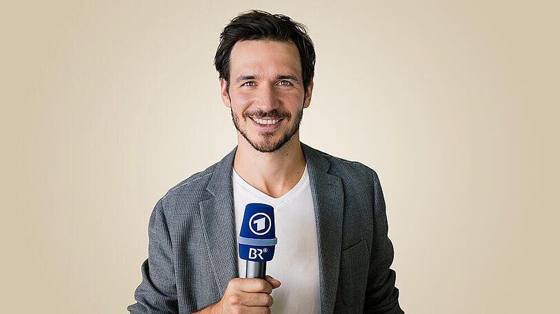 Felix Neureuther hat das Mikro fest im Griff